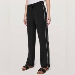 Lululemon On the Right Track Pants Size 8 Black White Pinstripe